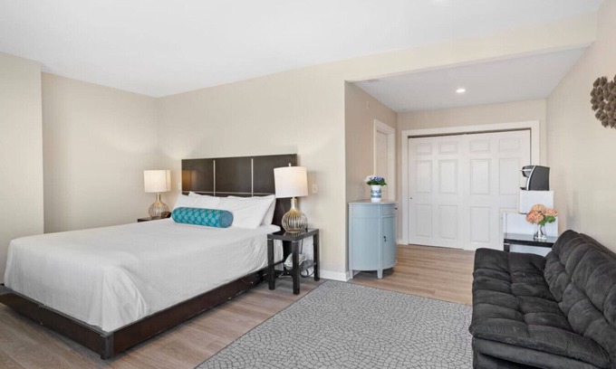 Falmouth Heights Apartamento | Accessible 1 King Bed Premium Suite