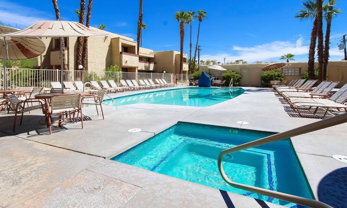 Uptown Design District Condominio | Accessible 2BR Condo w/ Pool & Balcony