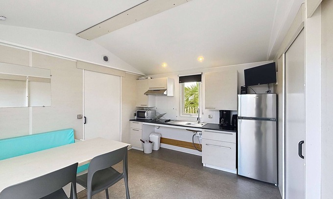 Jullouville-les-Pins Casa | Casa Móvil PMR con Piscina, Cerca de la Playa y Comercio en Jullouville para 4 Personas