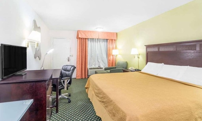 Lookout Valley Neighborhood Association Hotel | Accessible & Pet-friendly Unit! Free Parking, Pool, Minutes from Rock City!