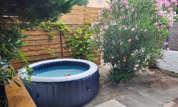 St.-Remy-de-Provence Apartamento | Accommodation with spa and garden in the heart of Saint Rémy de provence