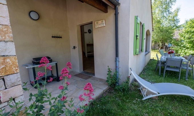 Saint-Rome-de-Dolan Casa | Accommodation 4/6 people - Village de gites des Vignes