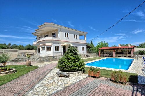 Acharavi Villa | Acharavi Beach Villa by PosarelliVillas