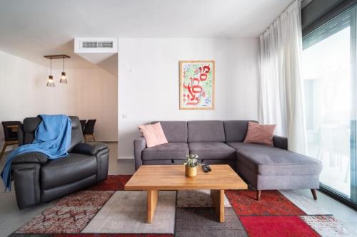 Nahariya Apartamento | Achziv Beach Haven 3BR Apartment by Sea N' Rent