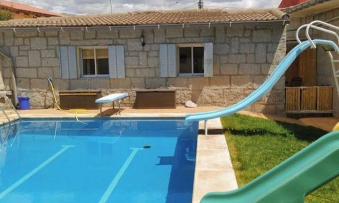 Becerril de la Sierra Apartamento | Acogedora casita loft de piedra con piscina compartida