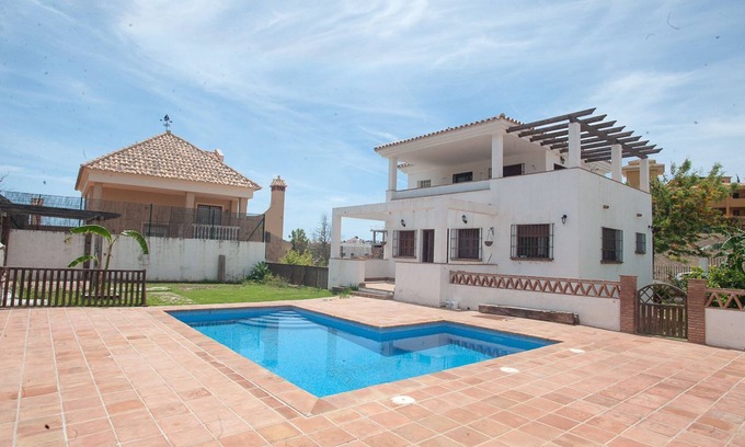 Torrequebrada Chalet De Esquí | Acogedora Casa Independiente con Piscina a un Minuto de la Playa