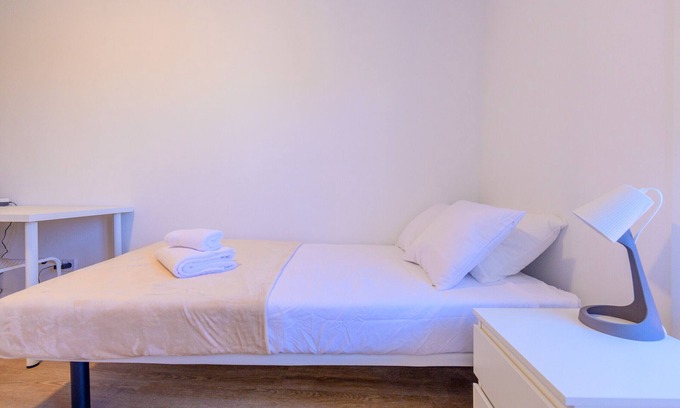 Casco Antiguo Cama Y Desayuno | Acogedora habitación cerca al Polideportivo Los Cantos en Alcorcón SAP35C