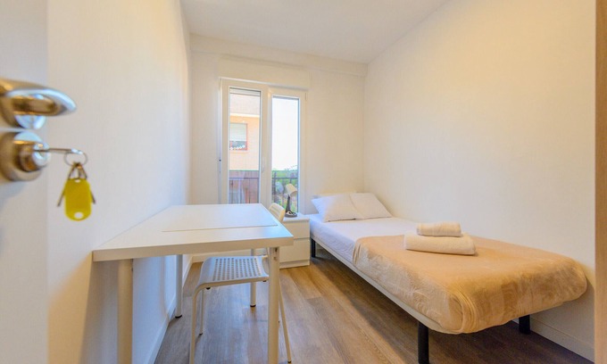 Casco Antiguo Cama Y Desayuno | Acogedora habitación cerca al Polideportivo Los Cantos en Alcorcón SAP35D