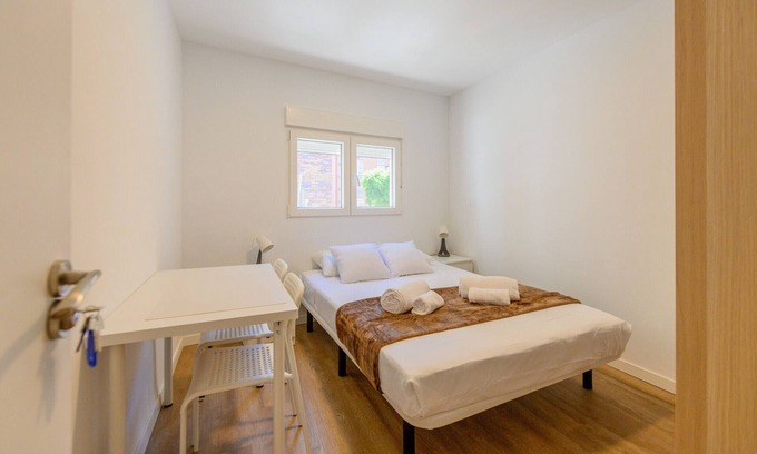 Casco Antiguo Cama Y Desayuno | Acogedora habitación con cama doble cerca al Polideportivo Los Cantos en Alcorcón SAP35A
