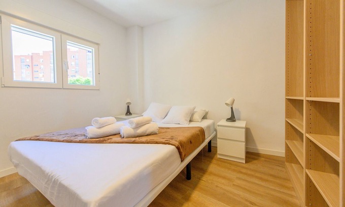 Casco Antiguo Cama Y Desayuno | Acogedora habitación con cama doble cerca al Polideportivo Los Cantos en Alcorcón SAP35B
