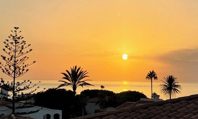 El Faro Chalet De Esquí | Acogedora villa con espaciosas terrazas,vistas al mar y pequeña piscina privada