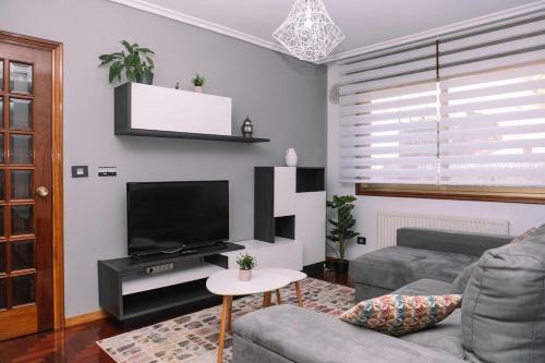 Redondela Apartamento | Acogedora y cálida en el centro by CABANA Rentals