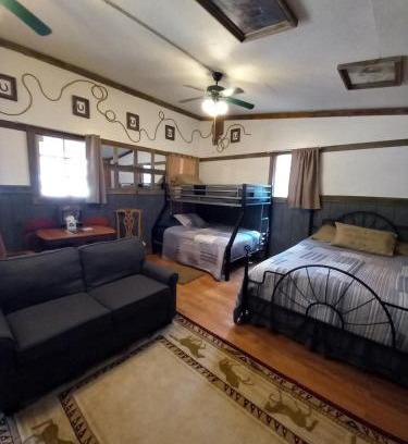 Canton Casa | Acorn Hideaways Canton Old West Bunkhouse for 9 - Trail's End Corral