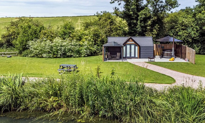 Middleton Cheney Cabaña | ACORN LODGE AT BRIDGE LAKE FARM & FISHERY, romantic in Chacombe