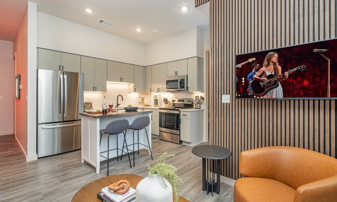 Music Row Casa | Acoustic Anthem-2 Units-Pool & Gym-In Music Row