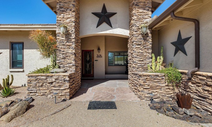 Desert Foothills North Casa | Acre + lot, comodidad del campo, ciudad cerca ...