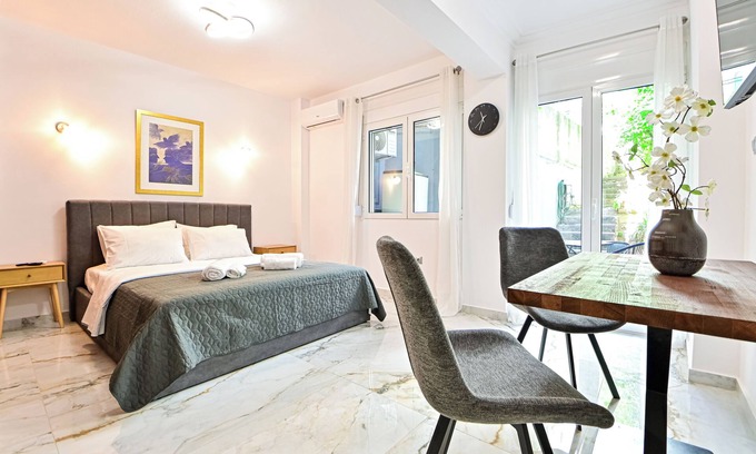 Kinosargous Apartamento | Acropolis Luxurious Apartment! Backyard Garden, WiFi, Office Desk, AC, Metro