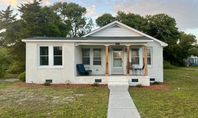 Harkers Island Cabaña | Across from marina and fully renovated!