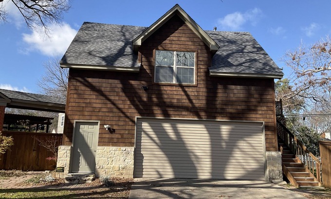 Westcliff Apartamento | Across from TCU Leasing at 1500 month all utilities and wifi included in June.