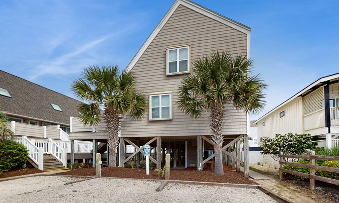 Ocean Isle Beach Condominio | Across the street from beach access with pool & alfresco deck - dog-friendly