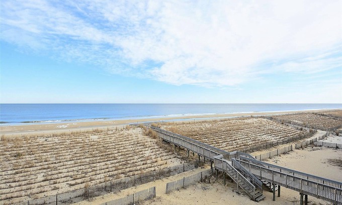 South Bethany Casa | ¡¡ACTIVIDADES DIARIAS GRATIS !! Increíble OCEANFRONT multi-nivel de 5 habitaciones, 5 baños en casa! Los alojamientos de primera clase cuentan con planos de planta abiertos con fantásticas vistas al océano,