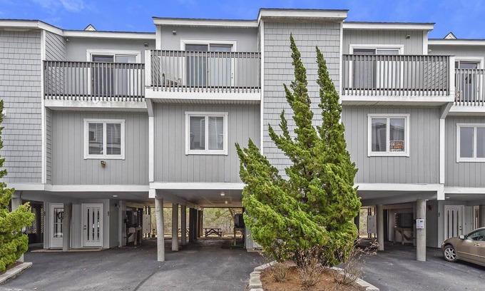 Bethany Beach Casa | FRENTE AL MAR - ¡ACTIVIDADES DIARIAS GRATIS! Hermosa casa adosada de cuatro dormitorios con 2. 5 baños situados detrás de las dunas, aproximadamente a 300 pies de la playa.