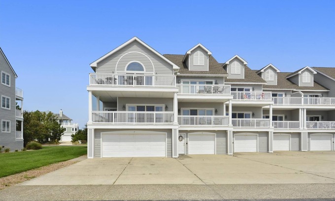 Bethany Beach Casa | ¡ACTIVIDADES DIARIAS GRATIS! Casa de pueblo de vacaciones de varios niveles maravillosamente decorado es una unidad final situada en una de las principales comunidades bayside privado de North Bethany cerrado sentado en una península con vistas a la ma...