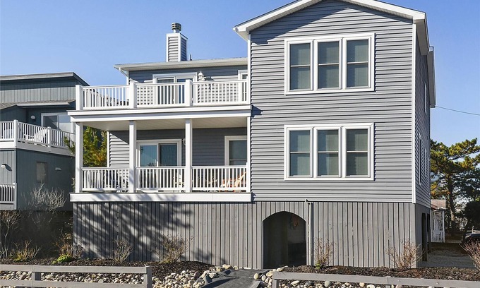 South Bethany Casa | ¡ACTIVIDADES DIARIAS GRATUITAS Y GRANDES VISTAS AL OCÉANO! Disfrutarás de las vistas al mar y la brisa desde los pisos dobles de esta hermosa casa de 6 habitaciones que consta de seis habitaciones, 4 baños completos, una casa nueva de estilo abierto ub...