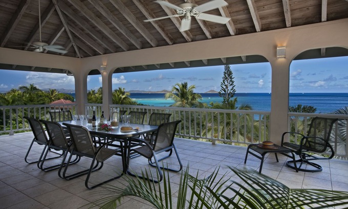 Spanish Town Villa | Villa de lujo con fantásticas vistas impregnada de privacidad