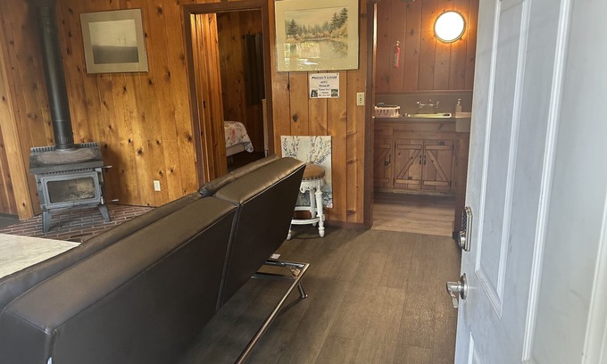 Boulder Creek Cabina | Adan -Rustic Cabin Interior