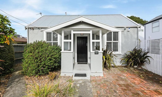 Addington Casa | Addington Cottage - Christchurch Holiday Home