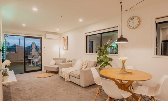 Addington Casa | Addington Stadium Stay - Sleeps 5
