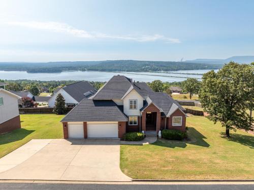 Russellville Casa | Adelines Lake View Elegant Home in Gated Community Sleeps 15