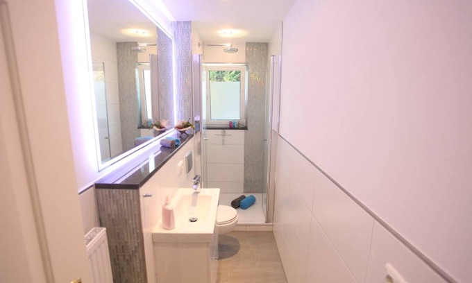 Adelsdorf Apartamento | Adelsdorf B & B's en Aischgrund moderno, luminoso, vista al jardín, cocina, barbacoa, estacionamiento