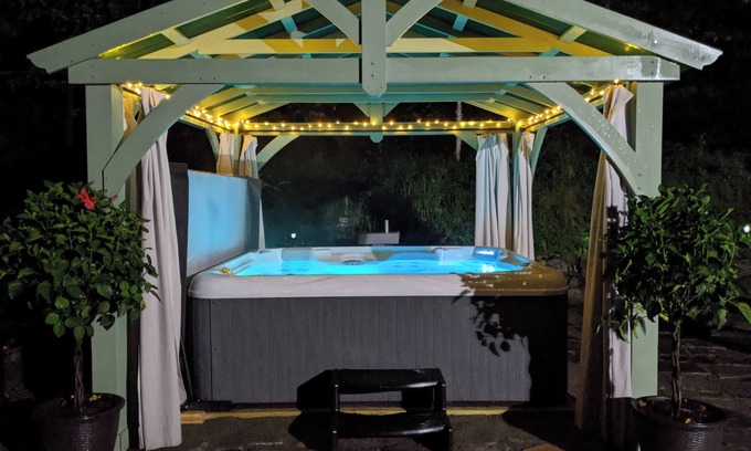 Saranac Lake Casa | Adirondack Artist Retreat -spacious 5 bedroom w/ 9 person hot tub and more!