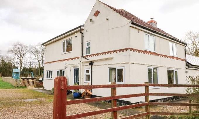 East Barkwith Casa | ADITUM COTTAGE, family friendly, with hot tub in Wragby