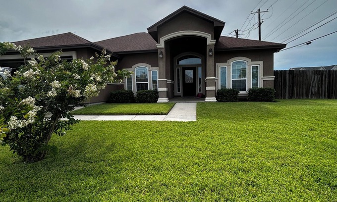 South Side Casa | Admirable southside location!