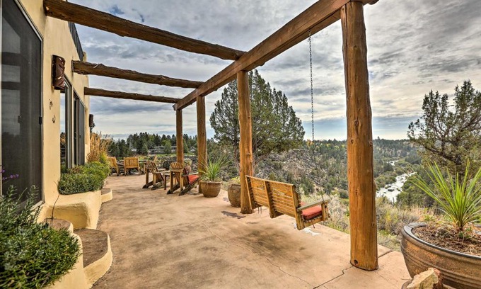 Redmond Casa | Adobe Home - River and Mtn Views with Hot Tub!