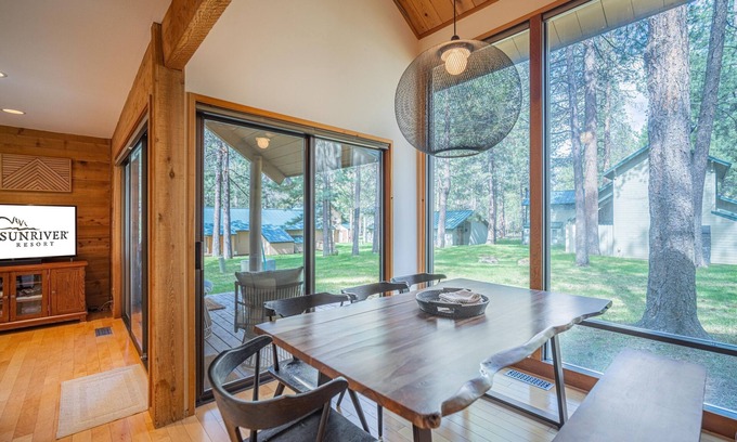 Sunriver Condominio | Charming Ranch Cabin with Deck, Loft Bunks and Private Pool Access
