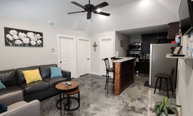 Lake Worth Apartamento | Adorable 2-bedroom guesthouse with free parking