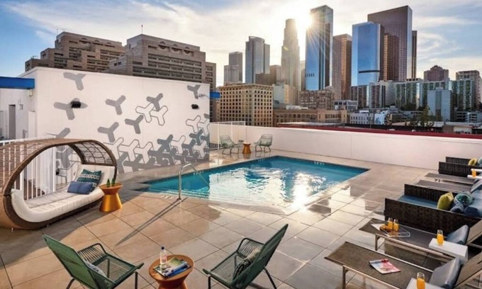 Historic Core Apartamento | Adorable 2bed Apt with balcony & Rooftop Pool with stunning city skyline views