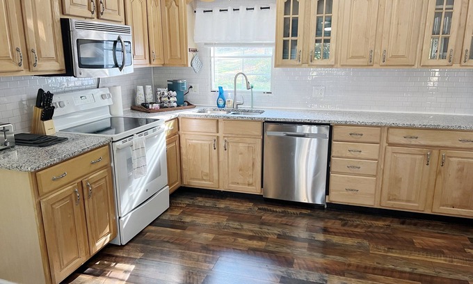 Southmont Casa | Adorable 3 bed+ 2 bath home @ High Rock Lake
