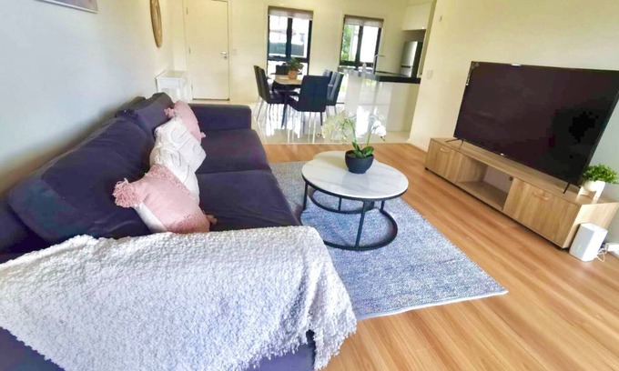 Kellyville Casa | Adorable 3 Br townhouse with wifi & parking