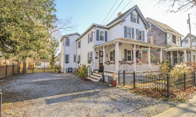 Village Green Casa | ADORABLE 5 BEDROOM, VICTORIAN GETAWAY - NEWLY RENOVATED- BOOK TODAY!