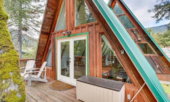 Burnt Ranch Cabina | Adorable A-Frame, Private River Access with Beach, Starlink, Fire Pit & Deck