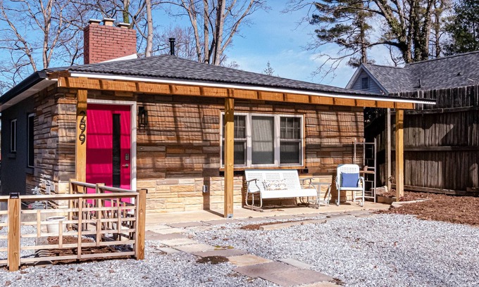 Druid Hills Casa | Adorable bungalow 1 mile from downtown Hendersonville!