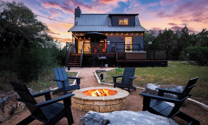 Wimberley Casa | Adorable cabaña en 10 acres privados ** Bañera de hidromasaje, hoguera, hamacas, excelentes vistas **