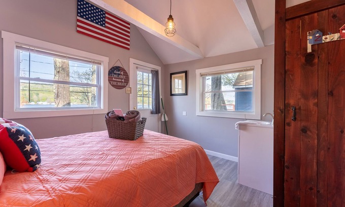 Alton Bay Cabina | Adorable Cabin with stunning lake views & Now featuring AC Wi-FI and TV access