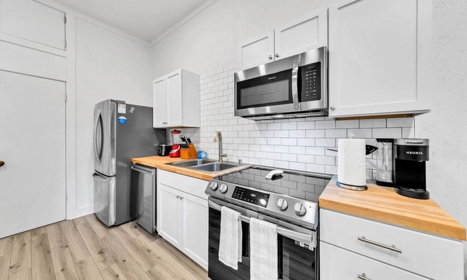 Gulfview Heights Cabaña | ADORABLE Carriage house for two! Walk to the beach! 5 minutes to the beach!