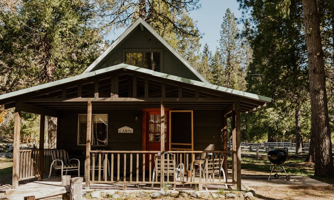 Coffee Creek Cabina | Adorable Cedar Cabin located on Coffee Creek in Trinity Alps